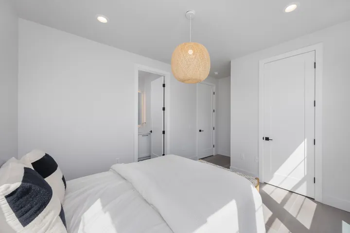 Calm guest bedroom with crisp white bedding and an en-suite doorway, interior renovation in Santa Clarita, CA, photo 28