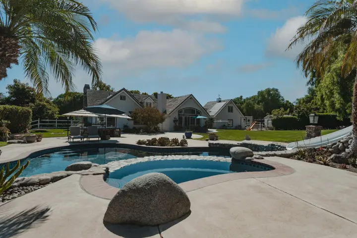 Patios & backyard example, photo 2